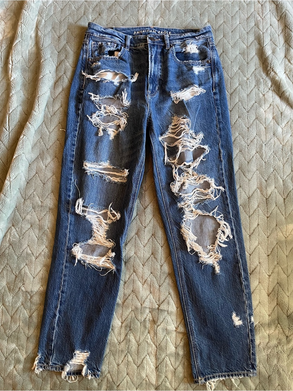 Women’s American Eagle Distressed Mom Jeans Size 6 Regular!